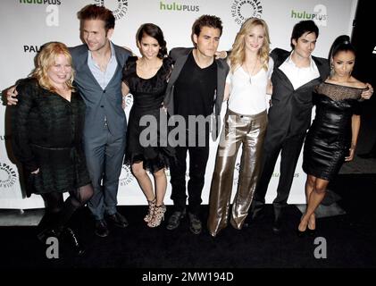 (L-R) Julie Plec, Matt Davis, Nina Dobrev, Paul Wesley, Candice Accola, Ian Somerhalder und Kat Graham, die am Paleyfest 2012 im Saban Theatre in Beverly Hills, Kalifornien, ankommen. 10. März 2012 Stockfoto