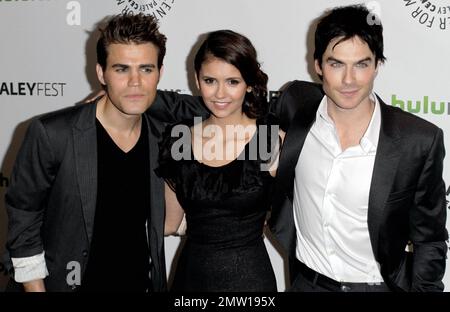 (L-R) die Schauspieler Paul Wesley, Nina Dobrev und Ian Somerhalder kommen am Paleyfest 2012 im Saban Theatre in Beverly Hills, Kalifornien an. 10. März 2012 Stockfoto