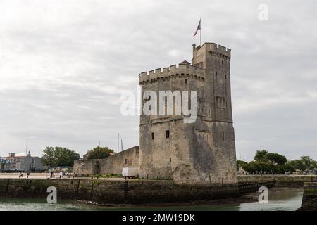 La Rochelle, Frankreich - 25. August 2018: Kettenturm am Eingang des alten Hafens von La Rochelle Stockfoto