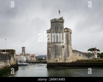 La Rochelle, Frankreich - 25. August 2018: Kettenturm am Eingang des alten Hafens von La Rochelle Stockfoto