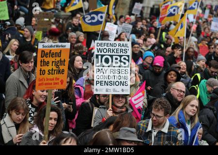 LONDON, 1. Februar 2023, 40.000 streikende Gewerkschaftsmitglieder marschieren durch London, um gegen Bezahlung, Arbeitsbedingungen und Finanzierung zu protestieren. Stockfoto
