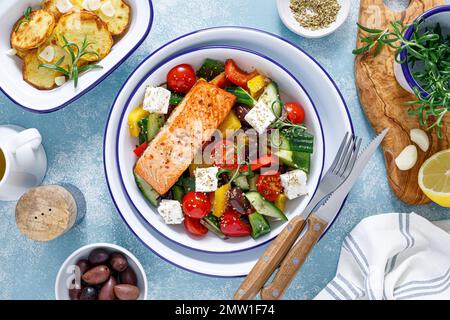Griechischer Salat mit gegrilltem Lachsfisch. Traditionelle mediterrane Küche. Gesundes Essen, Diät. Draufsicht Stockfoto