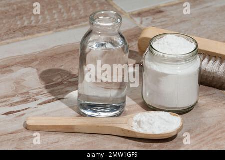 Backpulver - Natriumbicarbonat und Essig, Foto auf dem Hausboden. Stockfoto