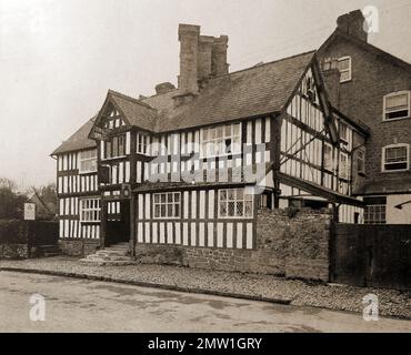 Britische Pubs Inn & Taverns - Ein ca. 1940 altes Foto der Radnorshire Arms, Presteigne, Powys (erbaut 1616). Es hatte eine geheime Kammer über der Veranda, die als Priesterloch benutzt wurde. Einst im Besitz des Anwalts Sir Christopher Hatton. Es wurde 1792 zu einem Gasthaus Stockfoto