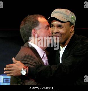 Robert Earl und Sugar Ray Leonard bei der Eröffnung des Planet Hollywood Resort & Casino in Las Vegas, Nevada (ehemals The Alladin). 4/17/07. Stockfoto