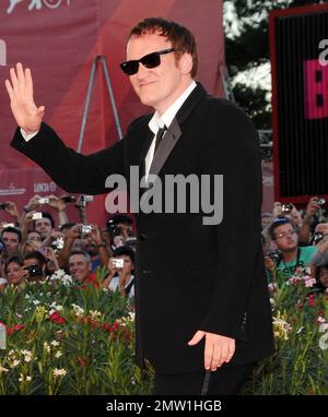 Der amerikanische Regisseur Quentin Tarantino kommt im Sala Grande Palazzo Del Cinema zur Abschlusszeremonie des Venedig Film Festivals 67. an. Die Schriftstellerin und Regisseurin Sofia Coppola ging mit dem besten Preis des Festivals, dem Goldenen Löwen, nach Hause, nachdem ihr Film "irgendwo" einstimmig von der Jury des Festivals unter der Leitung von Tarantino angenommen wurde. Venedig, IT. 09/11/10. Stockfoto