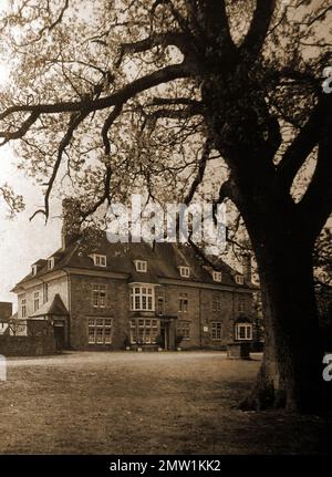 Britische Pubs Inns & Taverns - Ein etwa 1940 altes Foto des REDNERHAUSES im Forest of Dean, Großbritannien. Ursprünglich als Jagdhütte für Karl II. Erbaut. Später fand dort das „Court of the Speech“ statt, ein lokales parlament, das den lokalen Wald, Wild und Bodenschätze verwaltet. Um 1840 wurde es zu einem Gasthaus und heute ist es ein beliebtes Hotel, Stockfoto