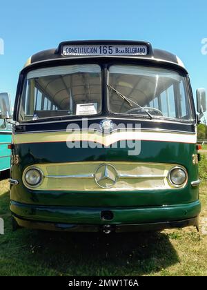 Old Green 1961 Mercedes Benz O 321 H Bus auf dem Land. Sonniger Tag. Öffentlicher Personenverkehr in Buenos Aires. Autoclasica 2022 Oldtimer-Show. Stockfoto