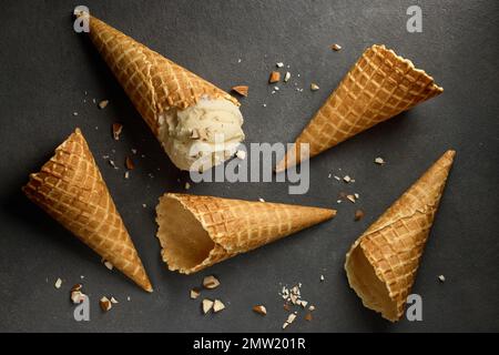 Eiswaffelkonen auf grauem Tisch, Draufsicht Stockfoto