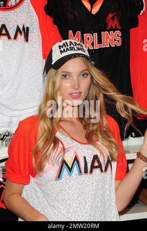 Victoria's Secret PINK Model Elsa Hosk besucht Victoria's Secret PINK Nation startet MLB Collection im PINKEN Miami Store in der Dolphin Mall in Miami, FL. 16. April 2012 Stockfoto