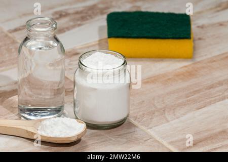 Backpulver - Natriumbicarbonat und Essig, Foto auf dem Hausboden. Stockfoto