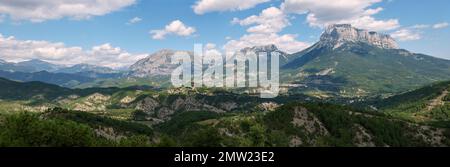 Blick auf Städte und Puyarruego Belsierre, Laspuña mit Sierra Ferrera und Peña Montañesa peak (Laspuña, Sobrarbe, Huesca, Pyrenäen, Aragon, Spanien) Stockfoto