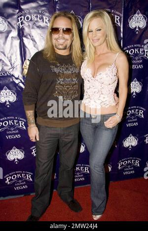 Vince Neil nimmt an seinem jährlichen Off the Strip Poker Tournament 4. im Hard Rock Hotel Teil. Prominente und Poker-Profis nahmen gemeinsam mit Vince Neil an einem No-Limit Texas Hold ÔEm Poker Tournament Teil und begünstigten den Skylar Neil Memorial Fund, eine Organisation, die Millionen gesammelt hat, um innovative Krebs-, Leukämie- und AIDS-Forschung zu unterstützen. Las Vegas, Nevada 1/17/09. Stockfoto