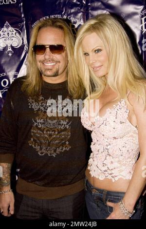 Vince Neil nimmt an seinem jährlichen Off the Strip Poker Tournament 4. im Hard Rock Hotel Teil. Prominente und Poker-Profis nahmen gemeinsam mit Vince Neil an einem No-Limit Texas Hold ÔEm Poker Tournament Teil und begünstigten den Skylar Neil Memorial Fund, eine Organisation, die Millionen gesammelt hat, um innovative Krebs-, Leukämie- und AIDS-Forschung zu unterstützen. Las Vegas, Nevada 1/17/09. Stockfoto