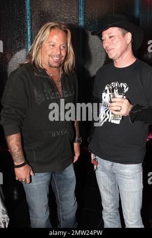 EXKLUSIV!! - Vince Neil und Gitarrist Brent Muscat von "Faster Pussycat" und "Sünder aus der Stadt der Sünden" bei der großen Eröffnung seines Vegas Strip Clubs "Girls, Girls, Girls". Las Vegas, Nevada 14. April 2012 Stockfoto