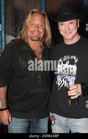 EXKLUSIV!! - Vince Neil und Gitarrist Brent Muscat von "Faster Pussycat" und "Sünder aus der Stadt der Sünden" bei der großen Eröffnung seines Vegas Strip Clubs "Girls, Girls, Girls". Las Vegas, Nevada 14. April 2012 Stockfoto