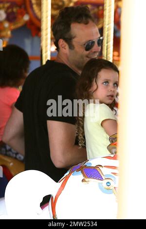 Vince Vaughn genießt den Vatertag in Disneyland mit seiner versteckten Frau Kyla und ihren beiden Kindern, Tochter Locklyn Kyla und Sohn Vernon. Los Angeles, Kalifornien. 21. Juni 2015 Stockfoto