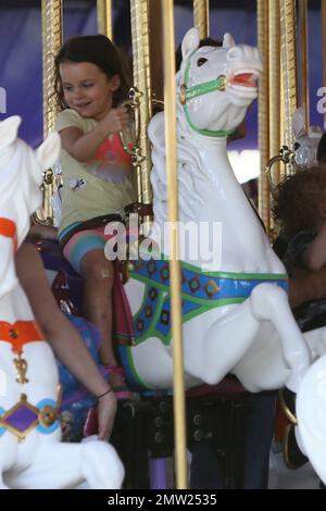 Vince Vaughn genießt den Vatertag in Disneyland mit seiner versteckten Frau Kyla und ihren beiden Kindern, Tochter Locklyn Kyla und Sohn Vernon. Los Angeles, Kalifornien. 21. Juni 2015 Stockfoto