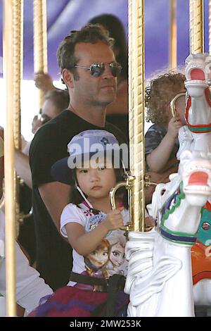 Vince Vaughn genießt den Vatertag in Disneyland mit seiner versteckten Frau Kyla und ihren beiden Kindern, Tochter Locklyn Kyla und Sohn Vernon. Los Angeles, Kalifornien. 21. Juni 2015 Stockfoto