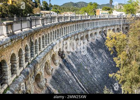 Presa del embalse del Conde de Guadalhorce (Staudamm des Conde de Guadalhorce Reservoirs), Viadukt nahe Ardales, Provinz Malaga, Andalusien, Spanien. Stockfoto