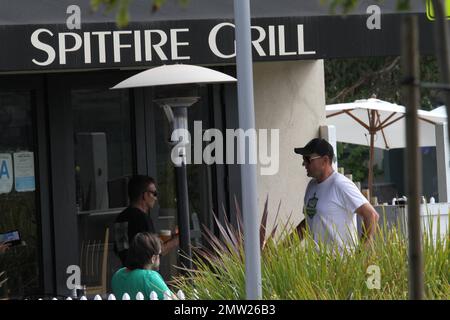 EXKLUSIV!! Vinnie Jones gibt seinem Hollywood All-Star Football Club vor dem Spiel eine Aufmunterung. Nachdem Jones die Straße überquerte und den ersten Teil des Spiels trainierte, aß er im Spitfire Grill zu Mittag. Nach dem Mittagessen trat er dem Team an der Seitenlinie bei. Los Angeles, Kalifornien. 7. August 2011 Stockfoto