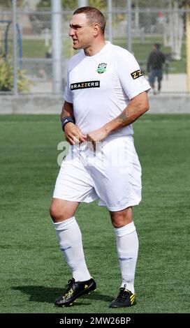 Der ehemalige Profi-Fußballer und Schauspieler Vinnie Jones, 46, genießt seinen Sonntag auf einem Santa Monica-Spielfeld und spielt mit seinem Team Hollywood All Stars Football Club Fußball. Jones, der anscheinend etwas Gewicht um seinen Bauch gelegt hat, schien sich gut zu amüsieren, als er den Ball umkickte und ins Spiel hindurchkickte. Los Angeles, Kalifornien. 03/06/11. Stockfoto