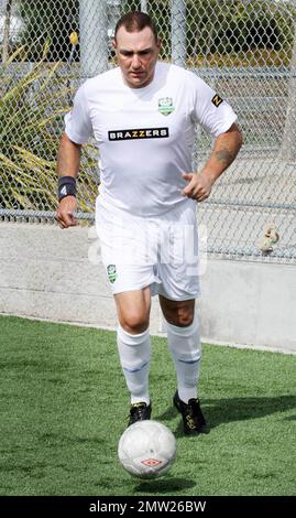 Der ehemalige Profi-Fußballer und Schauspieler Vinnie Jones, 46, genießt seinen Sonntag auf einem Santa Monica-Spielfeld und spielt mit seinem Team Hollywood All Stars Football Club Fußball. Jones, der anscheinend etwas Gewicht um seinen Bauch gelegt hat, schien sich gut zu amüsieren, als er den Ball umkickte und ins Spiel hindurchkickte. Los Angeles, Kalifornien. 03/06/11. Stockfoto