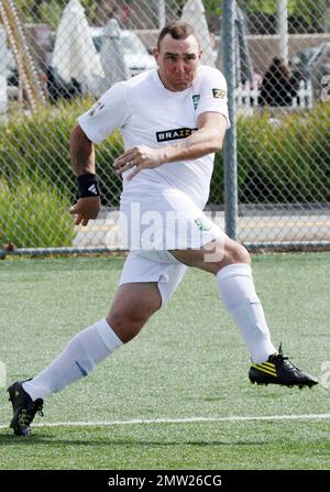 Der ehemalige Profi-Fußballer und Schauspieler Vinnie Jones, 46, genießt seinen Sonntag auf einem Santa Monica-Spielfeld und spielt mit seinem Team Hollywood All Stars Football Club Fußball. Jones, der anscheinend etwas Gewicht um seinen Bauch gelegt hat, schien sich gut zu amüsieren, als er den Ball umkickte und ins Spiel hindurchkickte. Los Angeles, Kalifornien. 03/06/11. Stockfoto