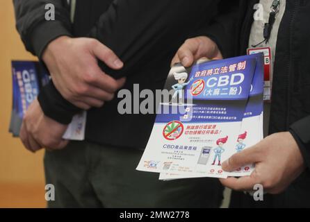 Ein Flyer, um die Öffentlichkeit über die neue Gesetzgebung zur Kontrolle von Cannabidiol zu informieren.27JAN23 SCMP / Xiaomei Chen Stockfoto