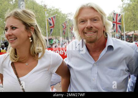 Sir Richard Branson mit Tochter Holly Branson an der Ziellinie nach dem 2011 Virgin London Marathon. London, Großbritannien. 04/17/11. Stockfoto