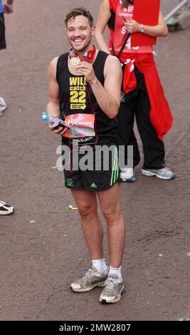 Will Young an der Ziellinie nach dem Virgin London Marathon 2011. London, Großbritannien. 04/17/11. Stockfoto