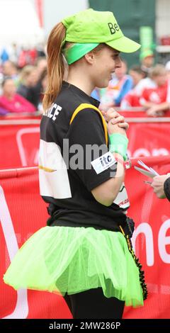 Prinzessin Beatrice von York trägt ein grünes Tutu und einen Hut, während sie am Virgin London Marathon 2010 teilnimmt, bei dem viele Teilnehmer sich in Kostümen verkleiden. Für den jährlichen Marathon werden Mittel für ausgewählte Wohltätigkeitsorganisationen gesammelt, und seit Beginn des Marathons im Jahr 1981 wurden fast $700 Millionen Euro gesammelt. London, Großbritannien. 04/25/10. Stockfoto