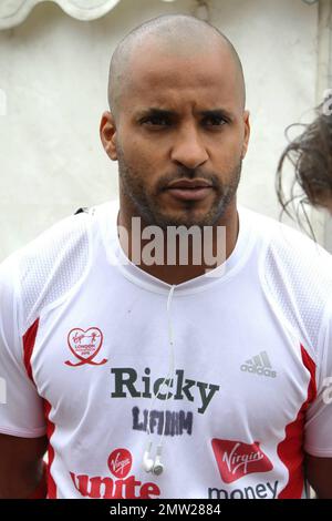 Ricky Whittle nimmt zusammen mit mehreren anderen Prominenten am Virgin London Marathon 2010 Teil. Für den jährlichen Marathon werden Mittel für ausgewählte Wohltätigkeitsorganisationen gesammelt, und seit Beginn des Marathons im Jahr 1981 wurden fast $700 Millionen Euro gesammelt. London, Großbritannien. 04/25/10. Stockfoto