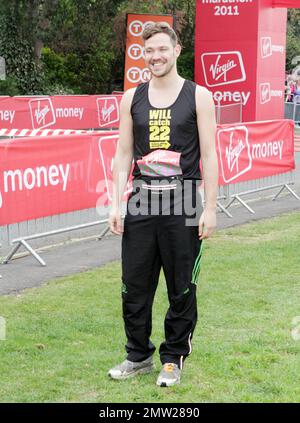 Will Young posiert für Fotografen beim Start der Prominenten während des 2011 Virgin Money Giving London Marathon, bei dem die Teilnehmer der 42 km langen Rennstrecke vor dem Buckingham Palace teilnehmen werden. London, Großbritannien. 04/17/11. Stockfoto