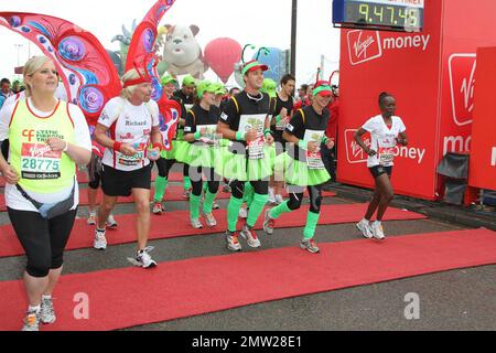 Sir Richard Branson, Sam Branson, Holly Branson und Prinzessin Beatrice of York, gekleidet als Schmetterling und Raupe, nehmen am 2010 Virgin London Marathon Teil. Für den jährlichen Marathon werden Mittel für ausgewählte Wohltätigkeitsorganisationen gesammelt, und seit Beginn des Marathons im Jahr 1981 wurden fast $700 Millionen Euro gesammelt. London, Großbritannien. 04/25/10. Stockfoto