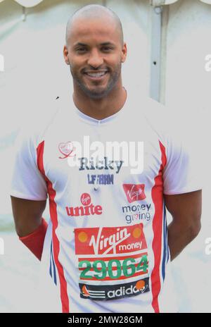 Ricky Whittle nimmt zusammen mit mehreren anderen Prominenten am Virgin London Marathon 2010 Teil. Für den jährlichen Marathon werden Mittel für ausgewählte Wohltätigkeitsorganisationen gesammelt, und seit Beginn des Marathons im Jahr 1981 wurden fast $700 Millionen Euro gesammelt. London, Großbritannien. 04/25/10. Stockfoto