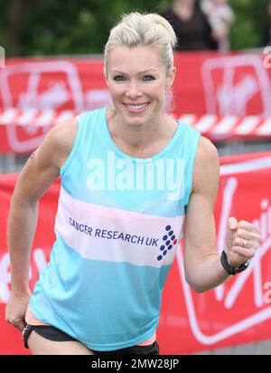 Nell McAndrew posiert für Fotografen beim Start der Prominenten während des 2011 Virgin Money Giving London Marathon, bei dem die Teilnehmer an einer 42 km langen Strecke teilnehmen werden, die vor dem Buckingham Palace endet. London, Großbritannien. 04/17/11. Stockfoto