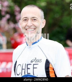 Chefkoch Michel Roux posiert für Fotografen beim Start der Prominenten während des 2011 Virgin Money Giving London Marathon, bei dem Teilnehmer auf einer 42 km langen Strecke vor dem Buckingham Palace zu sehen sind. London, Großbritannien. 04/17/11. Stockfoto