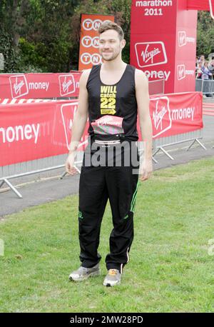 Will Young posiert für Fotografen beim Start der Prominenten während des 2011 Virgin Money Giving London Marathon, bei dem die Teilnehmer der 42 km langen Rennstrecke vor dem Buckingham Palace teilnehmen werden. London, Großbritannien. 04/17/11. Stockfoto