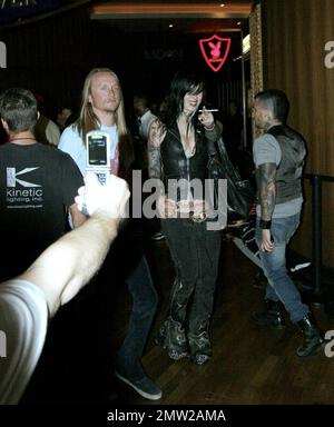 Kat von D trägt ein neues Hollywood-Tattoo auf ihrem Bauch, verlässt die MTV VMA und geht zu einer After Party. Las Vegas, Nevada 9/9/07. Stockfoto