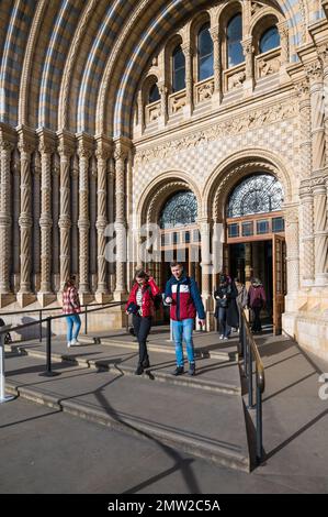 Besucher betreten und verlassen das Museum über den Haupteingang des Naturkundemuseums. South Kensington, London, England, Großbritannien Stockfoto