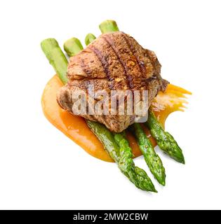 Gegrilltes Schweinesteak und Spargel isoliert auf weißem Hintergrund Stockfoto