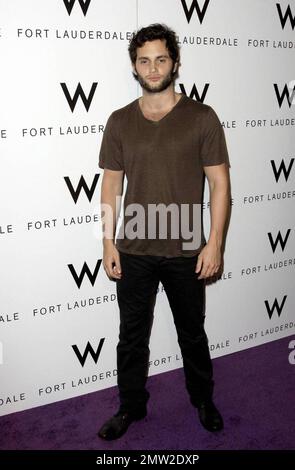 „Gossip Girl“-Star Penn Badgley geht auf dem violetten Teppich beim großen Eröffnungsfest des W Hotels in Fort Lauderdale, FL. 6/4/09. . Stockfoto