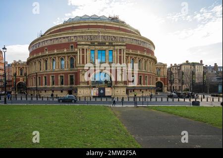 Außenfassade der Konzerthalle Royal Albert Hall auf Kensington Gore, South Kensington, London, England, Großbritannien Stockfoto