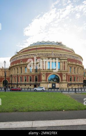 Außenfassade der Konzerthalle Royal Albert Hall auf Kensington Gore, South Kensington, London, England, Großbritannien Stockfoto
