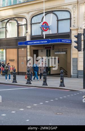 Eintritt zur Knightsbridge U-Bahnstation auf Sloane Street, Knightsbridge, London, England, Großbritannien Stockfoto