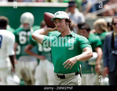 Exklusiv!! Darsteller Anthony Mackie, Left, portraying Nate Ruffin und Matthew McConaughey, Center, portraying Marshall Coach Jack Lengyel, feiern den Sieg der Young Thundering Herd gegen Xavier am Samstag, den 10. Juni 2006, während der Dreharbeiten von "We are Marshall" im Herndon Stadium am Morris Brown College in Atlanta, Georgia Der Film zeigt den Kampf um Marshalls Football-Programm nach dem Flugzeugabsturz von 1970, der 75 Leben kostete, einschließlich Marshall-Fußballspielern, Trainern, Community-Mitgliedern und Flugbesatzung. Stockfoto