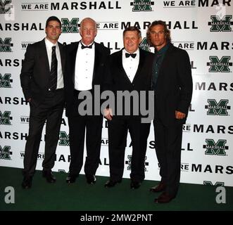 Schauspieler Matthew Fox, links, ehemaliger Marshall-Trainer Red Dawson, ehemaliger Marshall-Cheftrainer Jack Lengyel und Schauspieler Matthew McConaughey haben während der Premiere von "We Are Marshall" Dienstag, 12. Dezember 2006 vor dem historischen Keith-Albee Theater, Huntington, West Virginia, eine Fotoaufnahme auf dem grünen Teppich aufgestellt. Stockfoto