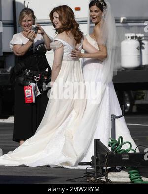 Teri Hatcher trägt ein Hochzeitskleid, um eine Szene für verzweifelte Hausfrauen zu Filmen. Am Set waren auch Eva Longoria, Marcia Cross, Felicty Huffman, Kyle McLaughlin, Doug Savant und Drea Di Matteo. Los Angeles, Ca. 7/20/09. Stockfoto