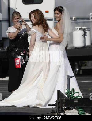 Teri Hatcher trägt ein Hochzeitskleid, um eine Szene für verzweifelte Hausfrauen zu Filmen. Am Set waren auch Eva Longoria, Marcia Cross, Felicty Huffman, Kyle McLaughlin, Doug Savant und Drea Di Matteo. Los Angeles, Ca. 7/20/09. Stockfoto